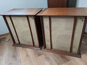 lot 12 image: Wharfedale W70 Speakers