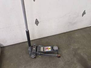 lot 259 image: Pittsburgh Heavy Duty 3 Ton Floor Jack
