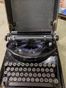 lot 268 image: Vintage Underwood Typewriter with Case