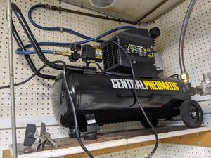 lot 10 image: Central Pneumatic 10 Gallon Hot Dog Air Compressor
