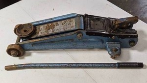 lot 201 image: Floor Jack