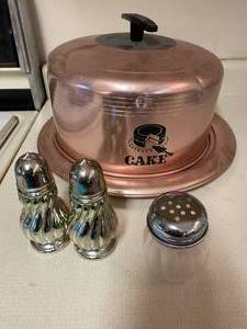 lot 500 image: Covered Bundt Cake Pan & Assorted Shakers