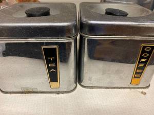 lot 515 image: Vintage Metal Canisters and Recipe Box