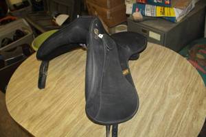 lot 15 image: Wintec Leather Horse Saddle with Saddle Bags