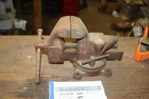 lot 145 image: No. 43 Bench Vise 3