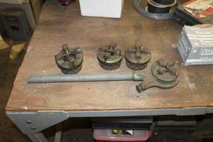lot 218 image: Beaver Pipe Threader Handle with Pipe Threader Heads (x4)