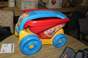lot 71 image: Mega Bloks Childrens Plastic Fill & Dump Wagon
