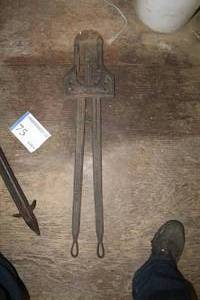 lot 75 image: Vintage Cattle Dehorner L1