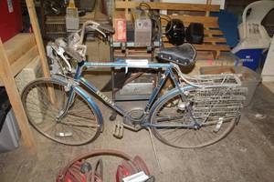 lot 86 image: Schwinn Suburban Mens 10-speed Road Bike