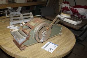lot 70 image: Vintage 3M Dispenser Derby Seeler 152T