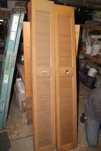 lot 295 image: Lot of (2) House Interior Bi-fold Doors