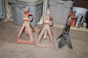 lot 291 image: Lot of (3) Jack Stands