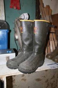 lot 327 image: LaCrosse Burly 800 Thinsulate Ultra Rubber Work Boots Size 12