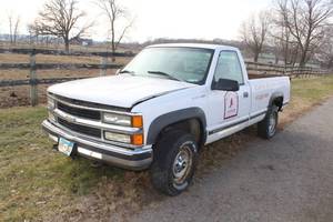lot 3 image: 1998 Chevrolet K2500 Heavy Duty 2-Door Regular Cab Pickup Truck with Lift Gate