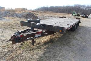 lot 2 image: 1995 Towmaster Commercial Dual-Axle Trailer with Wood Bed 19 T-18