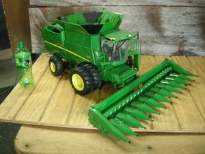 lot 30 image: Ertl John Deere S670 Combine with 612c Corn Head