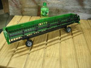 lot 31 image: Ertl John Deere 630R Grain Header with Transport Trailer