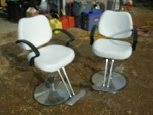 lot 54 image: Matching Pair SalonShopMan Cave Chairs