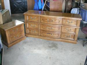 lot 64 image: Bassett Dresser and Nightstand