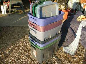 lot 80 image: 7 Rubbermaid Totes with Lids