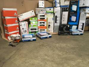 lot 16 image: PALLET WITH ASSORTED LIGHTING LIGHTS HOME DECOR COLLECTION & HAMPTON BAY BRANDS SEE PICS