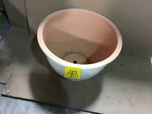 Willow 18.8 in. Dia Chalk Resin Planter&nbsp&nbspin good condition&nbsp