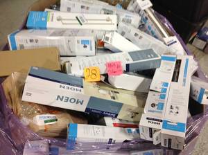 PALLET OF MIX LOT OF MOEN BATHROOM TOWEL BARS AND OTHERS SEE PICTURES CUSTOMER RETURNS