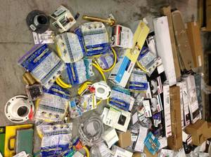 PALLET OF ASSORTED LOT OF MOEN BATHROOM AND ASSORIES CUSTOMER RETURNS SEE PICTURES