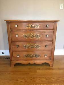 lot 8 image: Hitchcock 4-Drawer Chest