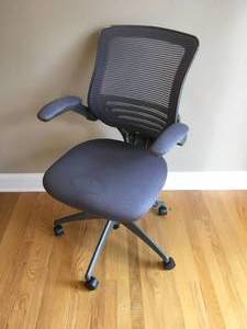 lot 17 image: Rolling Gray Office Chair