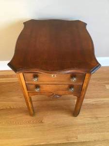 lot 25 image: Hekman 2-Drawer End Table