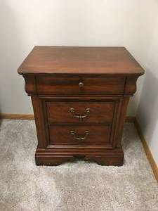 lot 29 image: Nightstand