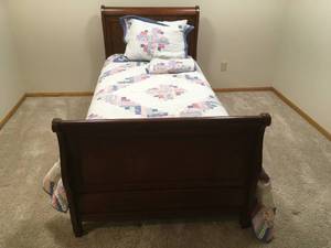 lot 30 image: Sleigh Bed (Twin Size)