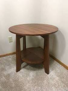 lot 31 image: Ethan Allen End Table