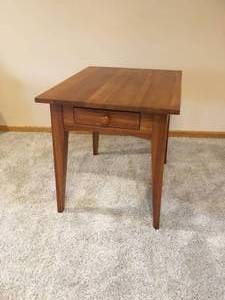 lot 38 image: Ethan Allen End Table