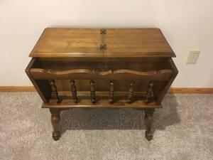 lot 40 image: End Table