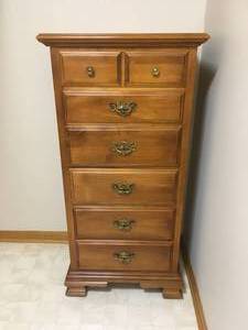 lot 46 image: Young Republic 6-Drawer Chest