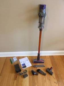 lot 73 image: Dyson Cyclone V10 Vacuum