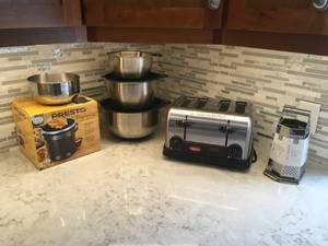 lot 92 image: Pampered Chef Metal Mixing Bowls & Hatco Toaster