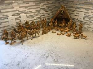 lot 96 image: Vintage Fontanini Nativity Set Circa 1983