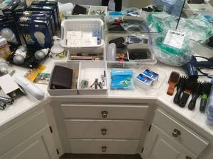 lot 138 image: Contents of Bathroom Closet