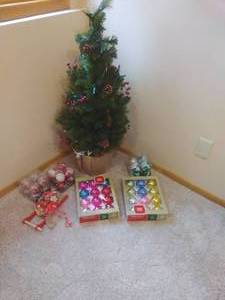 lot 109 image: Collection of Christmas Dcor