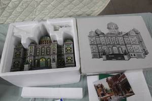 lot 72 image: Department 56 The Capitol from The Heritage Village Collection Christmas In The City Series