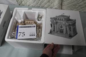 lot 75 image: Department 56 Heritage Museum Of Art from The Heritage Village Collection Christmas In The City Series