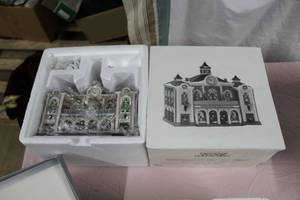 lot 81 image: Department 56 Grand Central Railway Station from The Heritage Village Collection Christmas In The City Series #58881