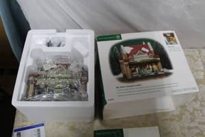 lot 88 image: Department 56 Mrs. Stovers Bungalow Candies from The Heritage Village Collection Christmas In The City Series #56.58917