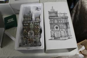 lot 87 image: Department 56 The City Globe from The Heritage Village Collection Christmas In The City Series