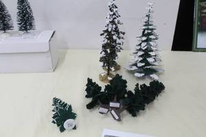 lot 106 image: Lot of (7) Christmas Tree Figurines