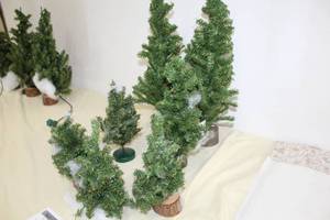 lot 112 image: Lot of (7) Christmas Tree Figurines