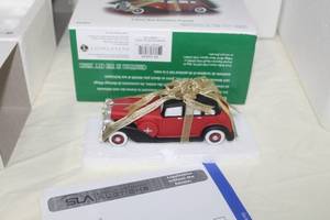 lot 32 image: Department 56 A Shiny New Christmas Present from The Heritage Village Collection Christmas In The City Series